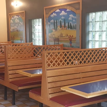 Cozy booths with Tuscan-style paintings